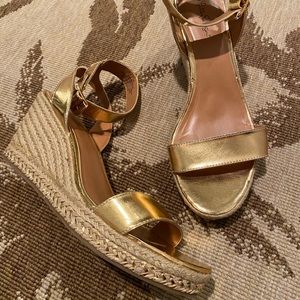 Lilly Pulitzer Gold Platform Sandals 10